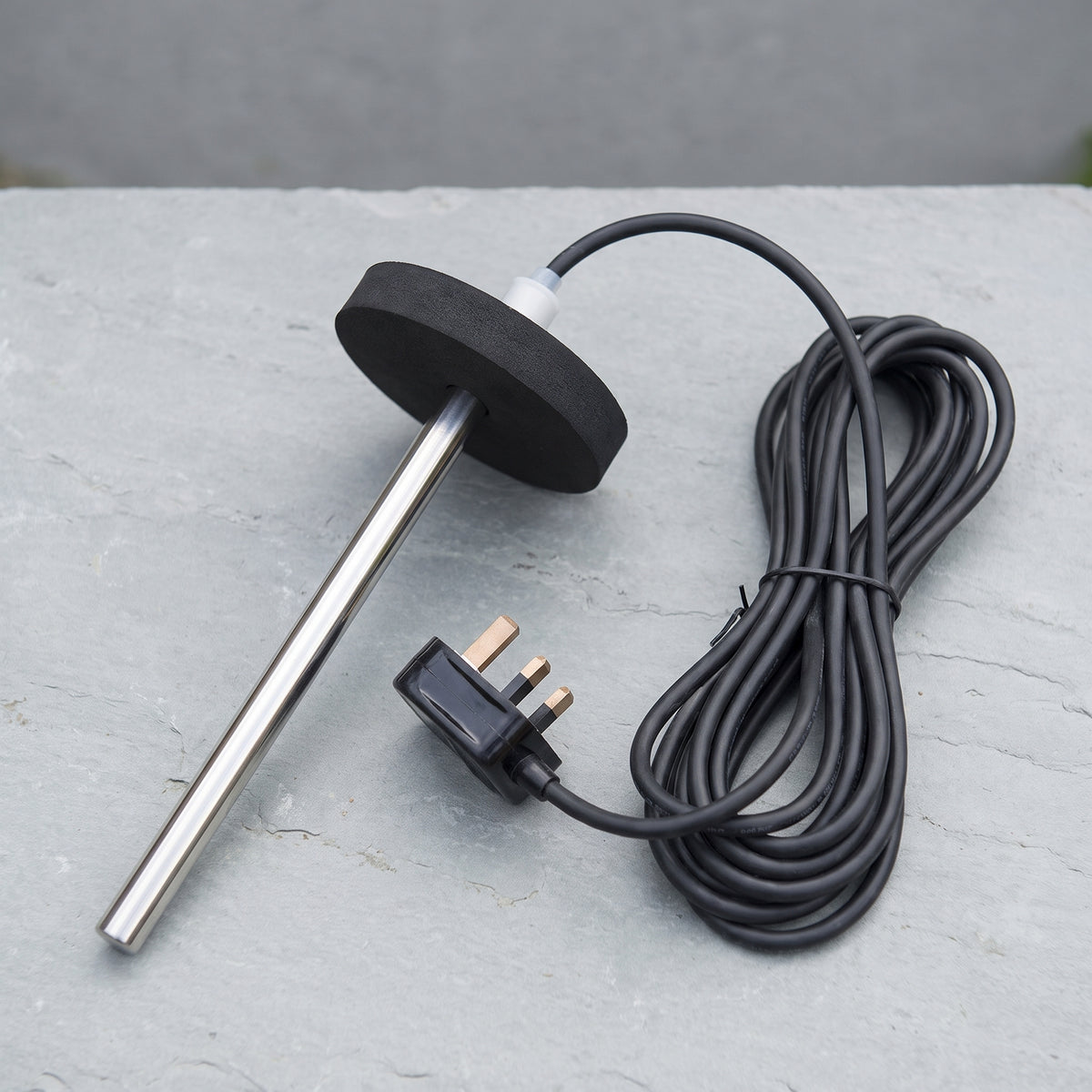 Floating pond heater with stainless steel heating rod, black foam float ring and 5m cable with UK plug